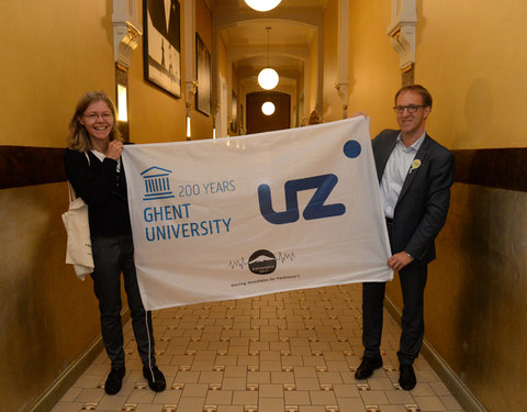 Overhandiging UGent-vlag die naar de top de Kilimanjaro gebracht werd in het kader van PARKILI Moving Mountains for Parkinson's