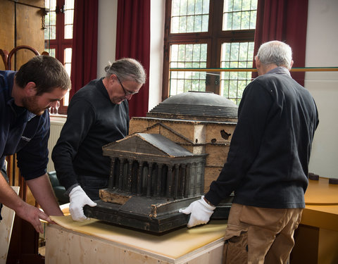 Verhuis kurkmaquette Pantheon naar het UZ Gent