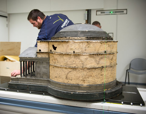 Verhuis kurkmaquette Pantheon naar het UZ Gent