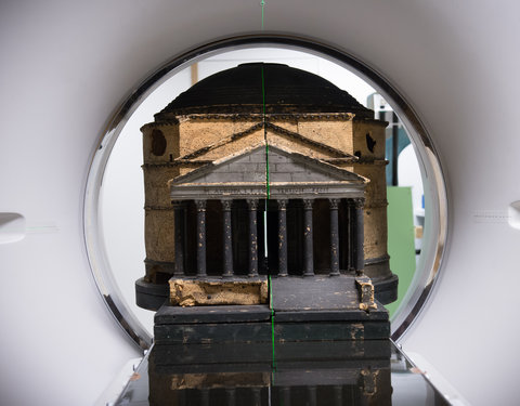 Verhuis kurkmaquette Pantheon naar het UZ Gent