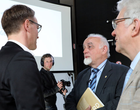 Uitreiking institutioneel eredoctoraat