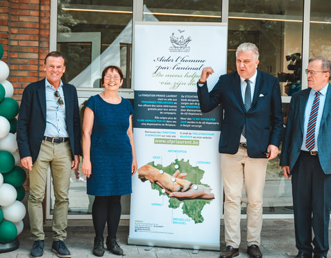 Opening Dierendispensarium in aanwezigheid van Prins Laurent